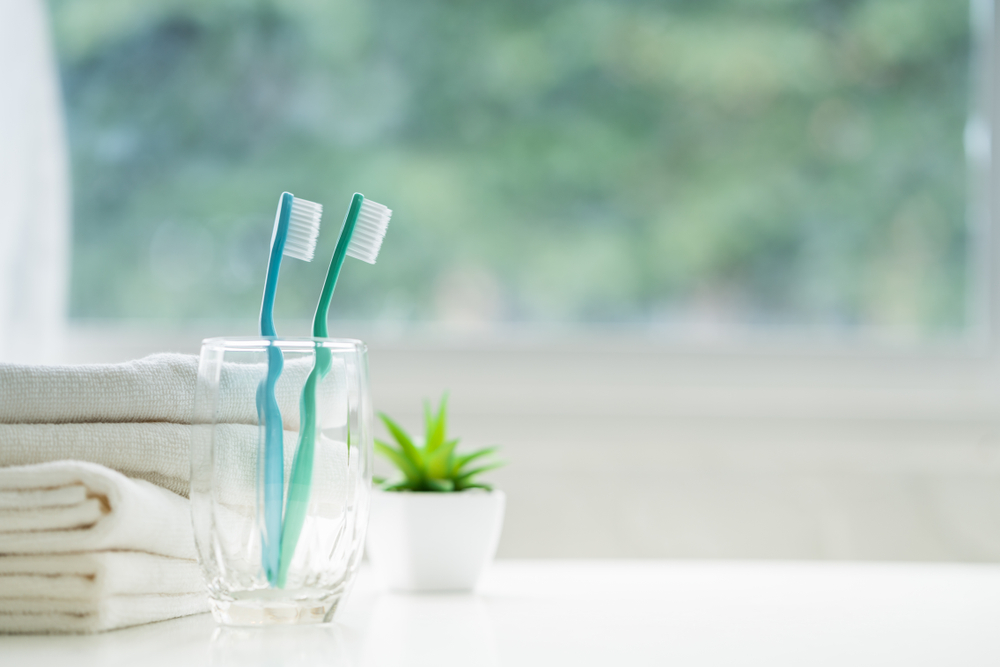 La storia dello spazzolino da denti: chi fu il primo ad usarlo?