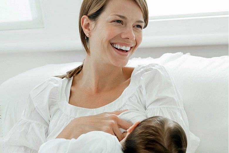 Allattamento prolungato: ecco cosa rischiano i denti dei bambini