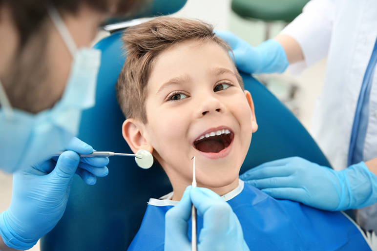 Bambini e dentista: ecco quando fare la prima visita
