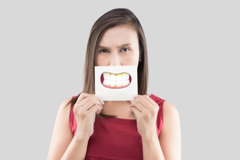 Come rimuovere la placca dentale: consigli da sapere