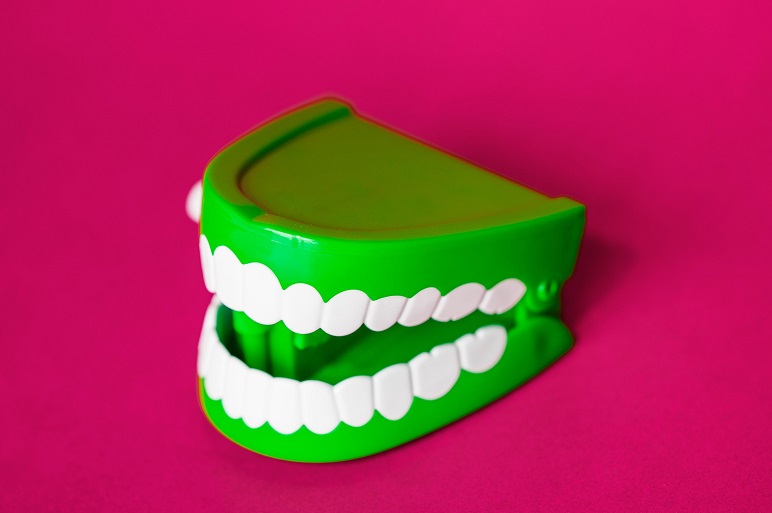 Gli italiani risparmiano sul dentista: 5 trappole da evitare