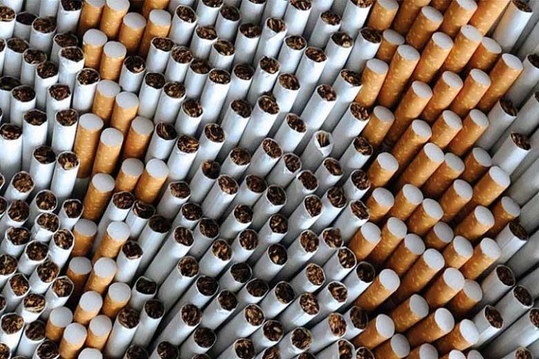 Il fumo danneggia anche gli impianti dentali: arriva la tassa sulle sigarette per finanziare la sanità?