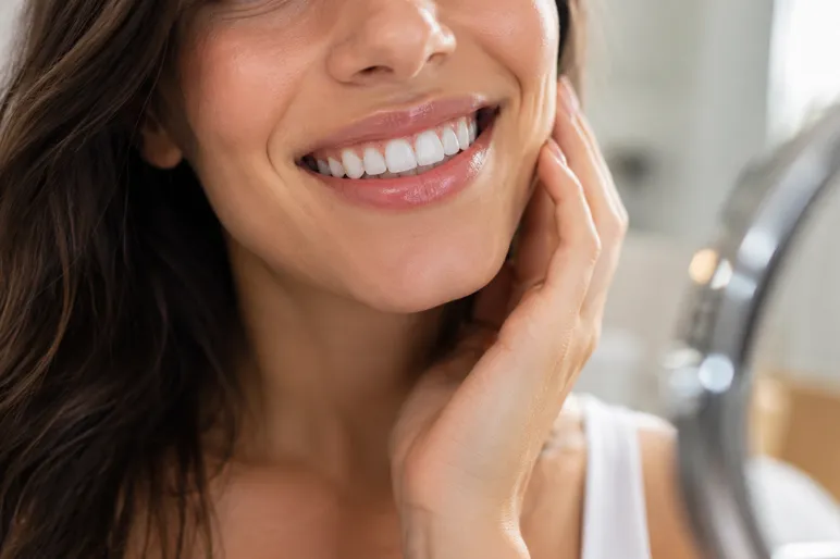 Come avere denti bianchi: sbiancamento professionale e consigli per un sorriso luminoso