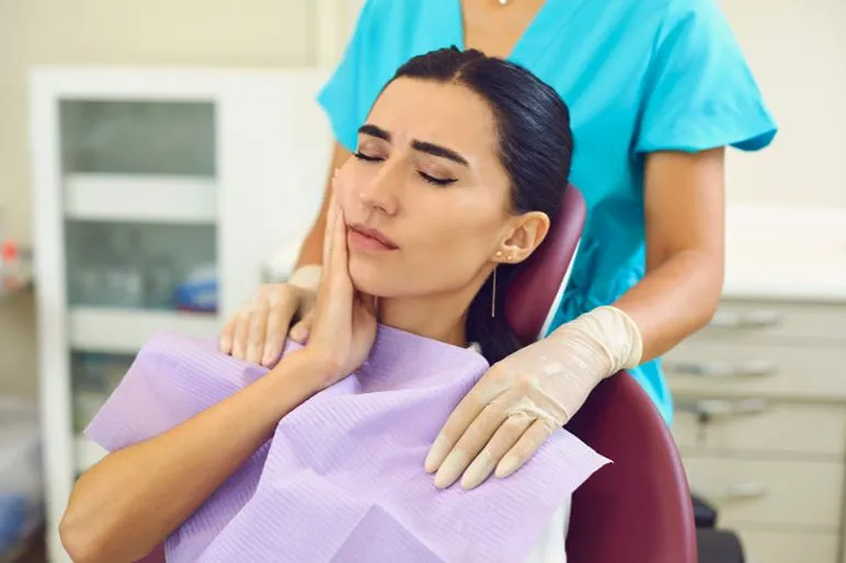 Denti del giudizio dolori: cause, rimedi ed estrazione